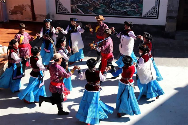 云南旅游,云南旅行社,云南團(tuán)建公司,云南策劃公司,云南會(huì)議執(zhí)行,怒江旅游,怒江旅行社,怒江團(tuán)建公司,怒江策劃公司,怒江會(huì)議公司：怒江舞蹈大家跳 在山野間篝火旁來一場(chǎng)充滿愛意的“搓蹉”